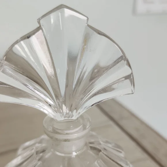 Elegant Clear Glass Fan-Top Vase - Picture 3 of 4